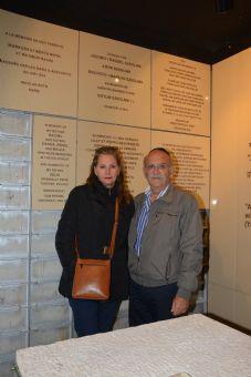 El Sr. Aron Szkolnik y la Sra. Maite de Venezuela fotografiado en la Cueva del Recuerdo después de haber develado la placa en honor a su padre Gotlib Szkolnik Z&quot;L