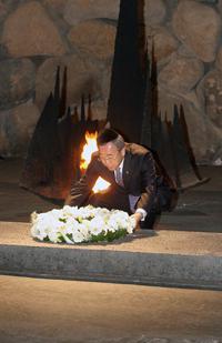 UN Secretary General Ban Ki-moon lays a wreath in memory of the six million Jews killed in the Holocaust at the Hall of Remembrance at Yad Vashem. (photo: Isaac Harari/Yad Vashem)