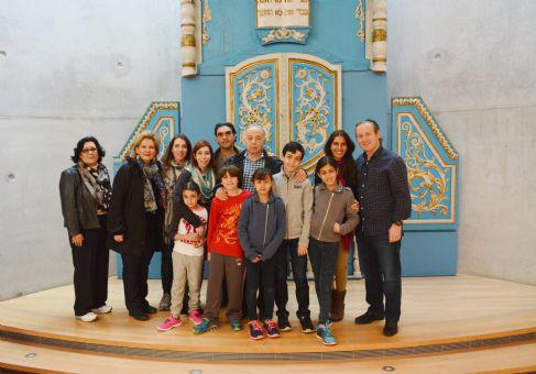 Raquel y Sergio Waisser (primero y segunda derecha) visitaron Yad Vashem junto a su familia con ocasión del Bar Mitzva de su hijo Andrés (cuarto derecha) acompañados por Perla Hazan.