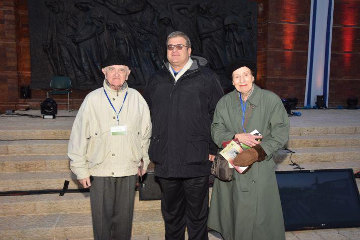 Prof. Louis and Wendy Waller were accompanied by Director of the English Language Desk in the International Relations Division Searle Brajtman (center) to the Holocaust Remembrance Day State Opening Ceremony.