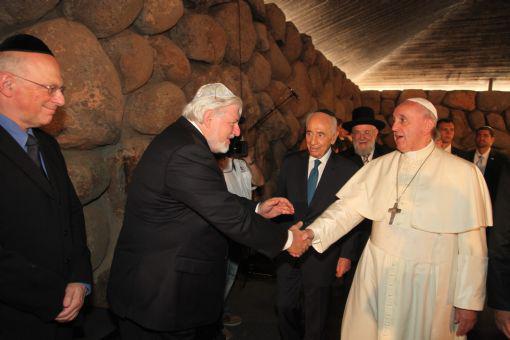 El empresario argentino, Adrían Werthein, saludando al papa Francisco ante la atenta mirada de Shimón Peres.