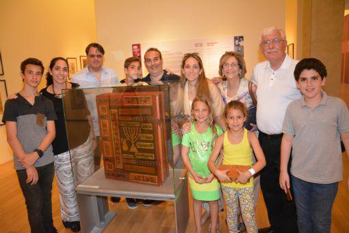 Yvette (cuarta derecha) e Idel Woldenberg (segundo izquierda) de Miami visitaron Yad Vashem junto a su familia en ocasión del Bar Mitzva de su hijo Abraham (primero izquierda)