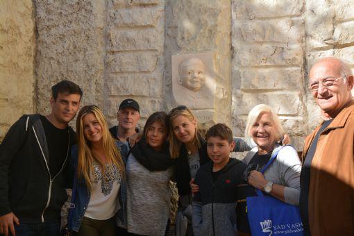 La familia Wolff de Argentina y Miami durante su visita en Yad Vashem en el Monumento a los niños