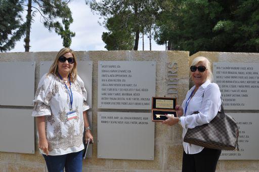 Beatriz y Andrea Wolff participaron en el Seminario de Líderes de Yad Vashem 2016 y develaron una placa en su honor en la pared de los nuevos Builders. Mayo de 2016