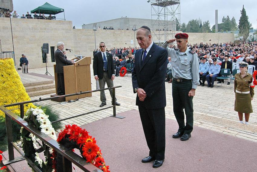 Acting Prime Minister Ehud Olmert lays a wreath during the ceremony at Yad Vashem