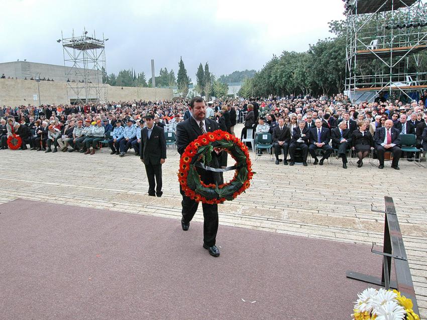 Jerusalem Mayor Uri Lupolianski lays a wreath during the ceremony