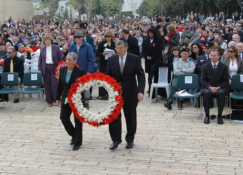 Chairman of the Yad Vashem Directorate Avner Shalev lays a wreath during the ceremony