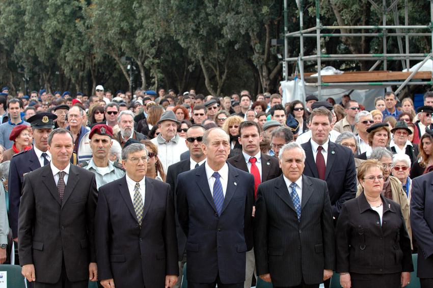 (left to right) The Chairman of the Jewish Agency and the World Zionist Organization, Zeev Bielski, The Chairman of the Yad Vashem Directorate, Avner Shalev, Acting Prime Minister Ehud Olmert, President and Mrs. Moshe Katsav at the wreath-laying ceremony 