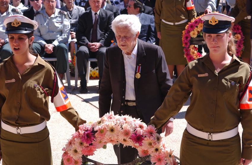 Representative of International Organization of Partisans and Fighters lays a wreath at Yad Vashem 29/4/2003
