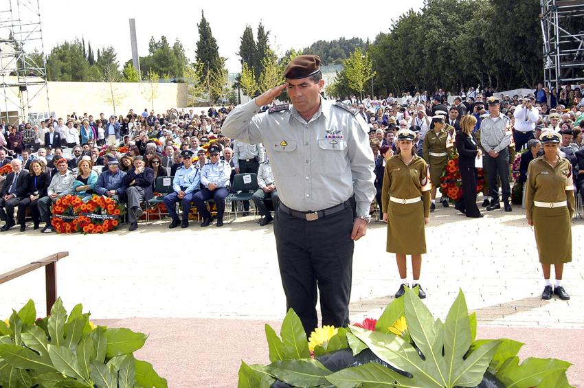 Chief of Staff Lt-Gen. Gabi Ashkenazi lays a wreath during the ceremony
