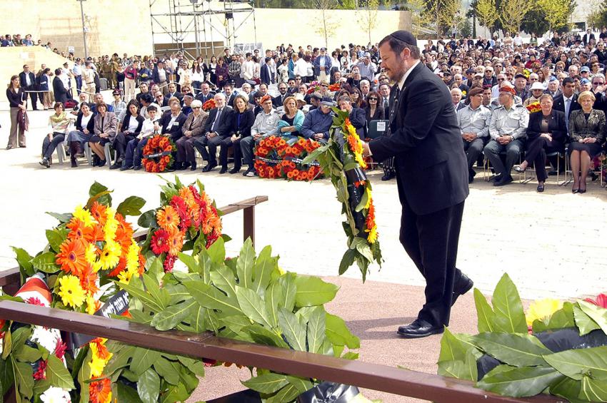 Mayor of Jerusalem Uri Lupolianski lays a wreath during the ceremony