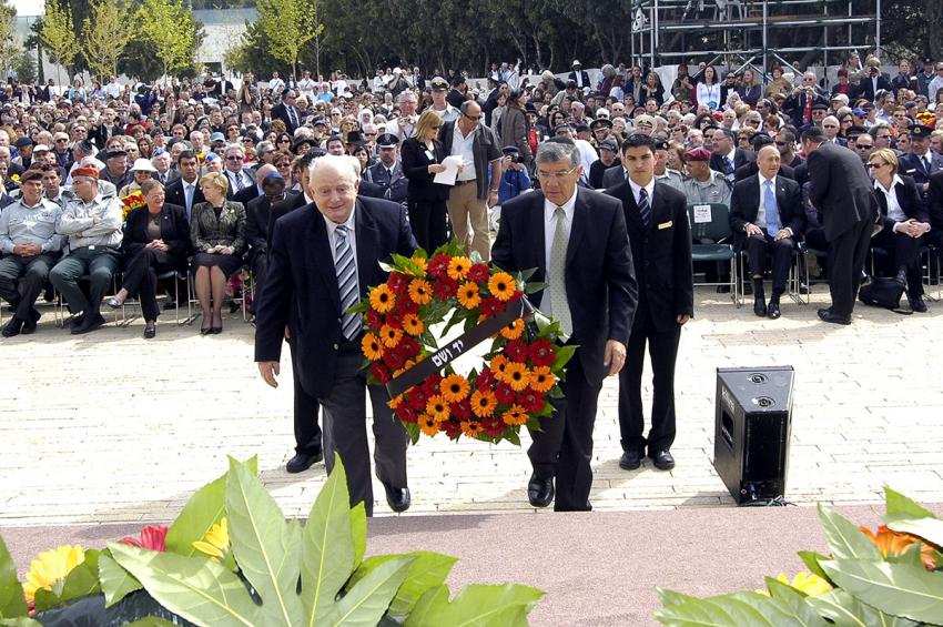 Chairman of the Yad Vashem Directorate Avner Shalev and Chairman of the Yad Vashem Council Mr. Joseph (Tommy) Lapid, lay a wreath during the ceremony