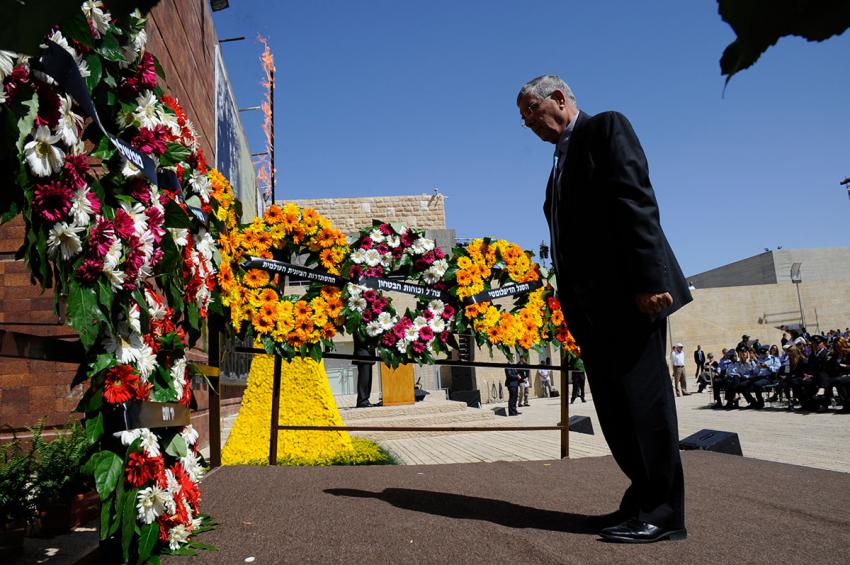 Chairman of the Yad Vashem Directorate Avner Shalev during the wreath-laying ceremony