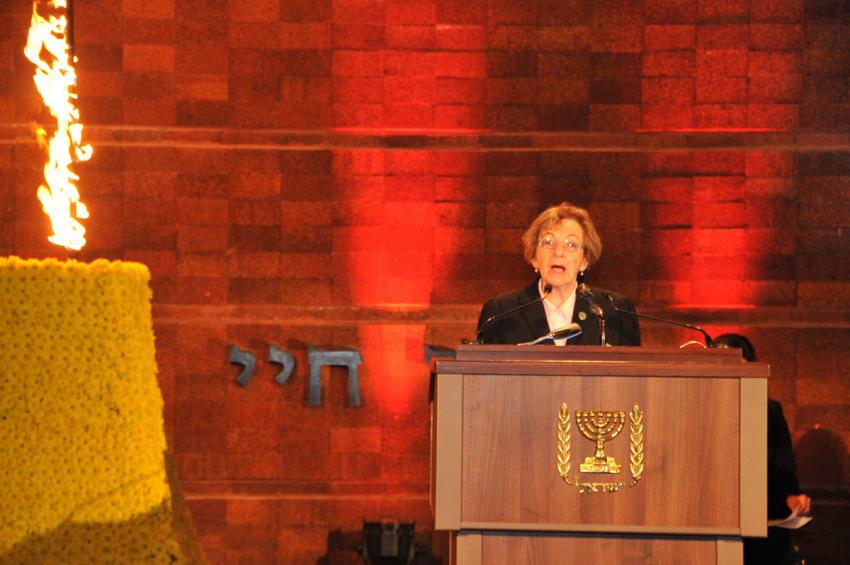 עליזה ויטיס-שומרון נושאת את דבר הניצולים בעצרת הפתיחה הממלכתית לציון יום הזיכרון לשואה ולגבורה