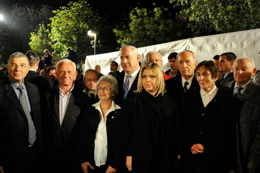 Left to right: Avner Shalev, Simha Applebaum, Dina Büchler-Chen, Prime Minister Binyamin Netanyahu, Sara Netanyahu, President Shimon Peres, Chava Pressburger and Avraham Aviel