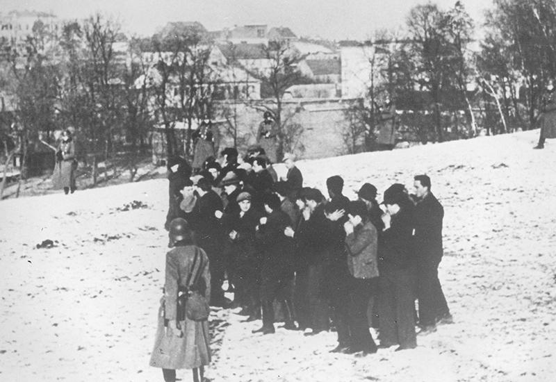 קבוצת קורבנות יהודים ממתינה להוצאתה להורג, ספטמבר 1939. בוכניה, פולין.