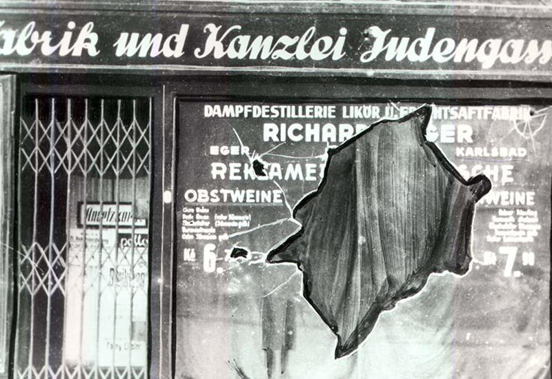 חנות משקאות בבעלות ריצ'ארד סינגר, נחרבה בליל הבדולח, קרלסבד, גרמניה, נובמבר 1938.