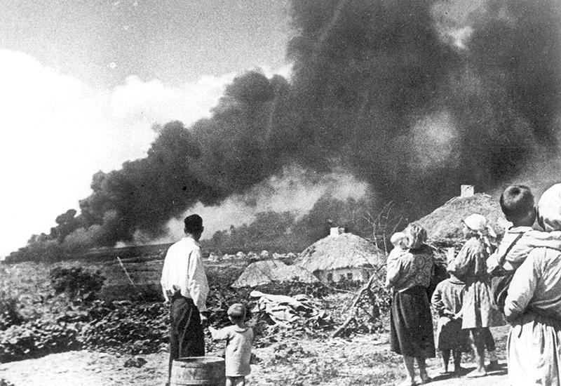 אוכלוסיה מקומית צופה בהרס כפר בזמן מבצע ברברוסה, ברית המועצות, 1941.