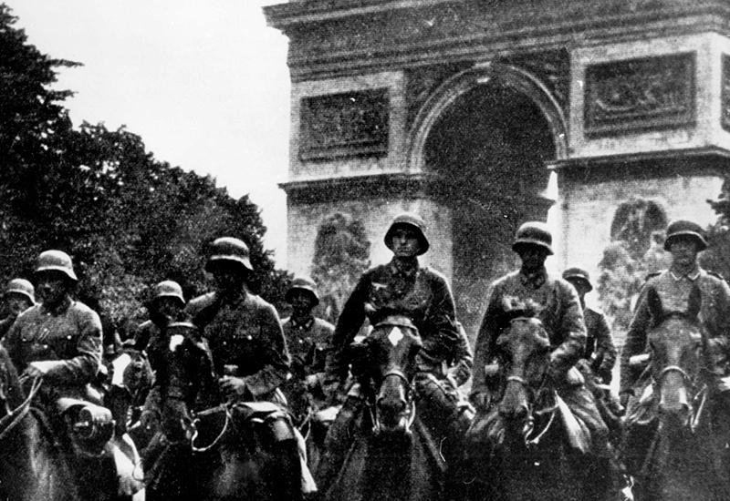 מצעד חיילים גרמנים בעת כיבוש, פריז 04/07/1940.