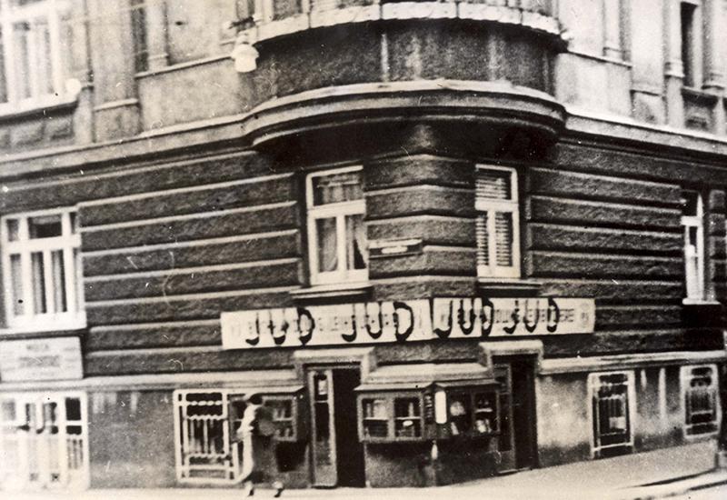מראה רחוב, על שלט של חנות נכתב: "JUD" (יהודי).