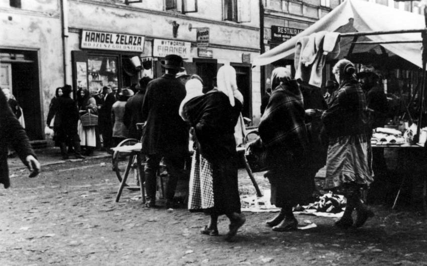 Pouliční scéna, Osvětim, Polsko, říjen 1933.