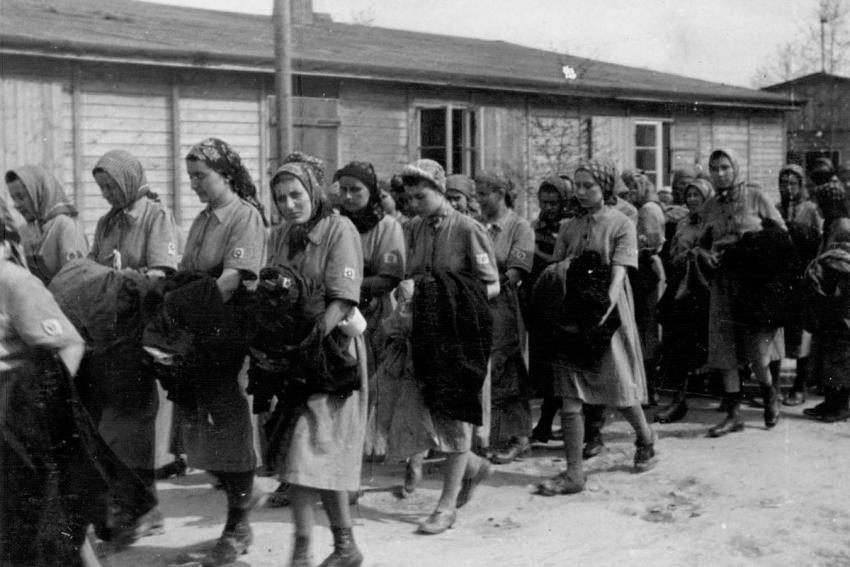 Campo de Auschwitz, mayo de 1944: un grupo de prisioneras asignadas a trabajos forzados, tras ser seleccionadas