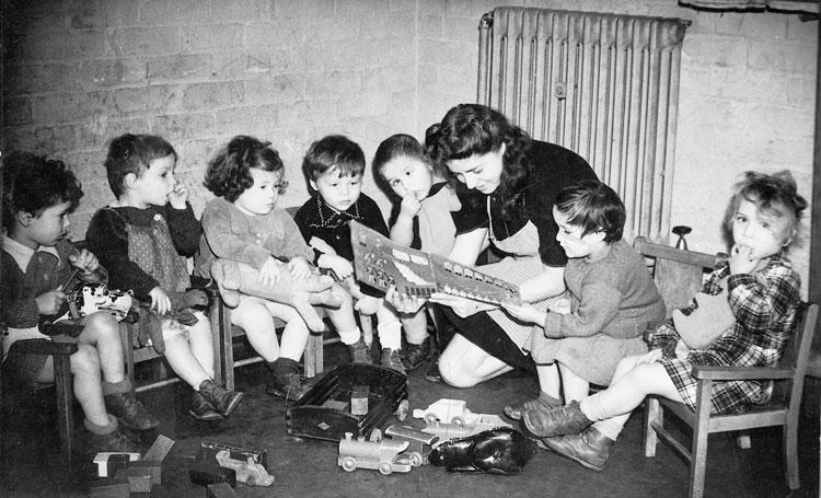 Überlebende Kinder, die von Polen zur Rehabilitation in ein Kinderheim in England geschickt wurden, 1948