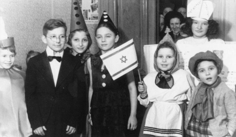 Purim Feier in dem Koordinatzia Waisenhaus in Lodz, 1948