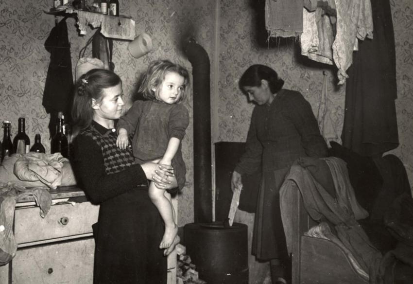 נשים וילדים במחנה העקורים פלדאפינג, גרמניה