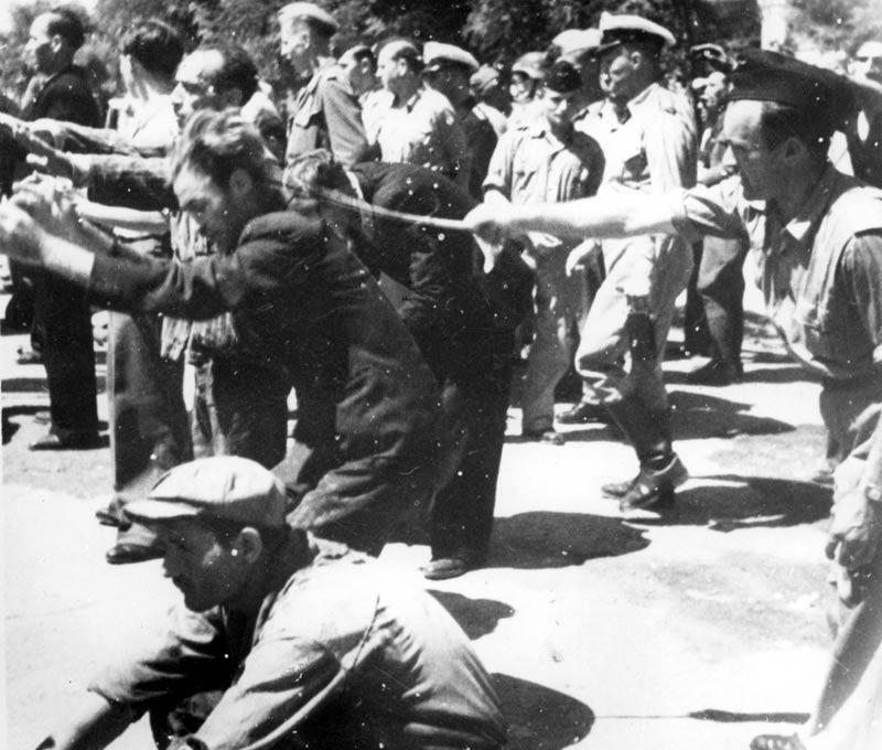 Γεμανοί στρατιώτες χτυπούν εβραίους κατά τη διάρκεια του «Μαύρου Σαββάτου», Θεσσαλονίκη, 11/7/1942
