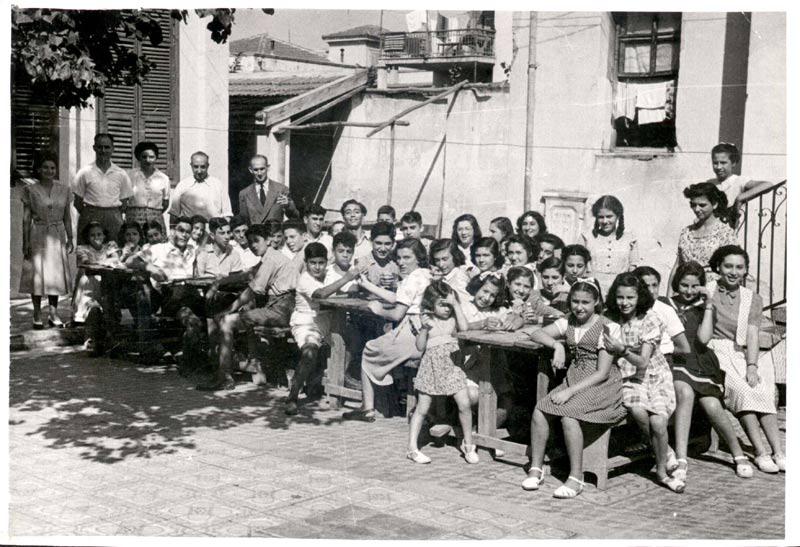 Μια σχολική τάξη με παιδιά που επέζησαν από τον πόλεμο στη μεταπολεμική Θεσσαλονίκη