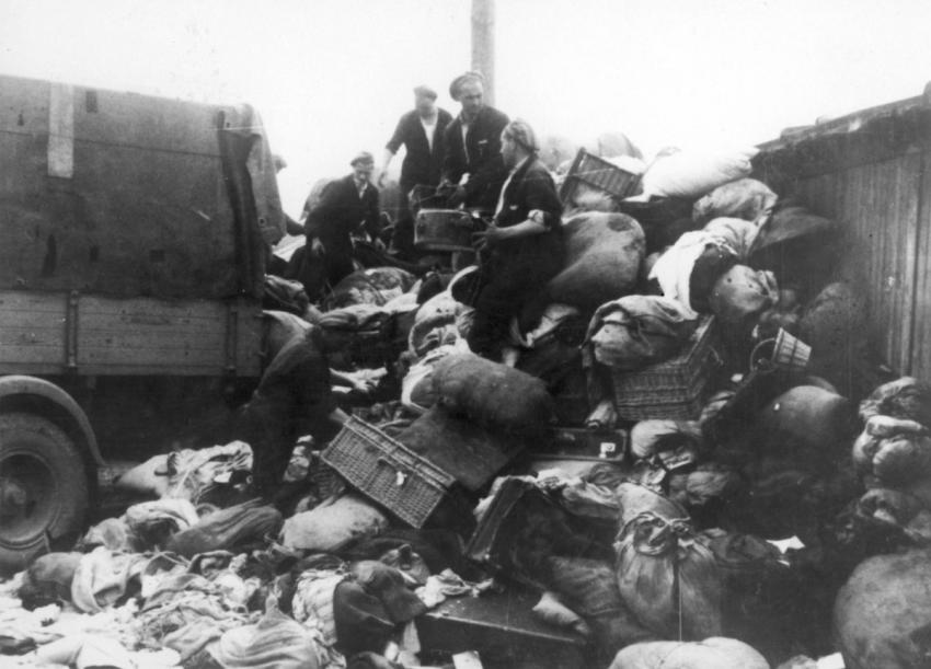 29. kép, Egy tipikus kép a csomagok és bőröndök végtelennek tűnő áradatáról, melyeket „Kanadában” gyűjtöttek és szortíroztak