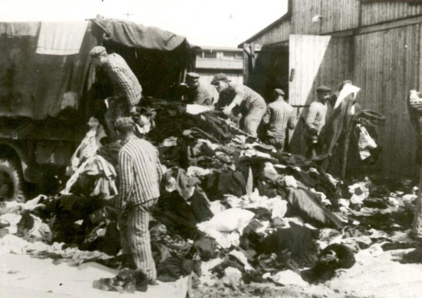 32. kép, Az ide hurcolt zsidó emberektől elkobzott ruhadarabok
