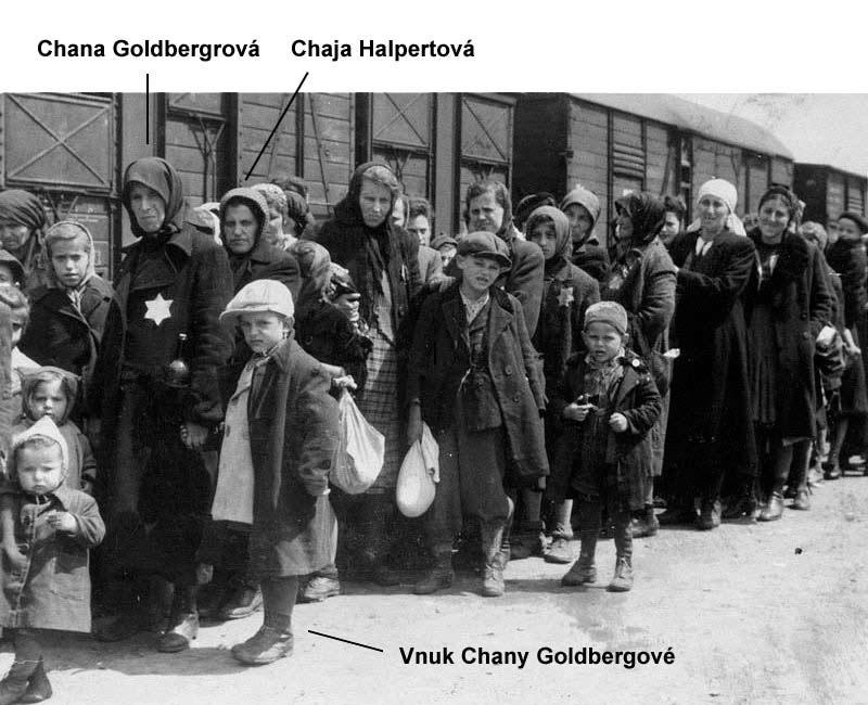 Fotografie č.4, Příjezd do Osvětim-Birkenau – (Označeni zleva doprava Chana Goldbergrová, dcera Cvi Weisse, Chaja Halpertová, vnuk Chany Goldbergové)