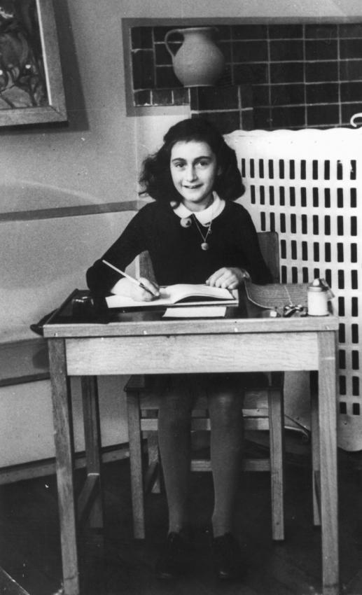 אנה פרנק ליד השולחן בכיתתה בבית הספר בשיטת מונטסורי, רחוב נירסטראט, אמסטרדם, 1940