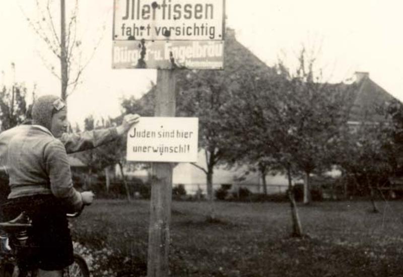שלט עם שם העיר ותחתיו שלט אנטישמי, גרמניה