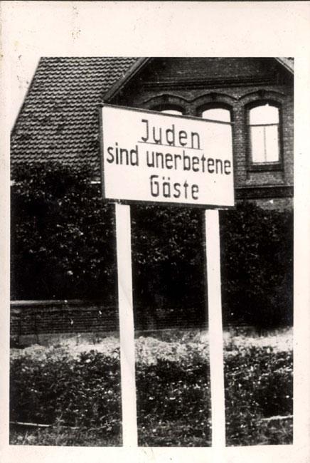 Ein Schild in Deutschland: "Juden sind unerbetene Gäste"