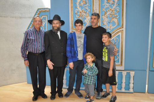 Miami. La familia Argy de Miami durante su visita a Yad Vashem, en ocasión de la celebración del Bar Mitzvá del joven Ben Argy (centro), acompañados por Mauricio Hazan. Junio de 2014.