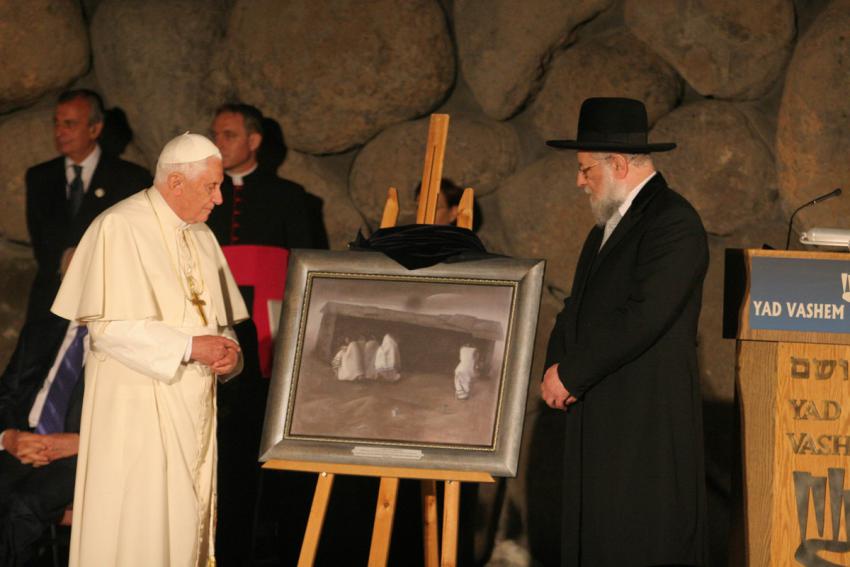 יושב ראש מועצת יד ושם הרב ישראל מאיר לאו מעניק פקסימיליה של ציור המפורסם של פליקס נוסבאום בית כנסת במחנה לאפיפיור בנדיקטוס ה-16