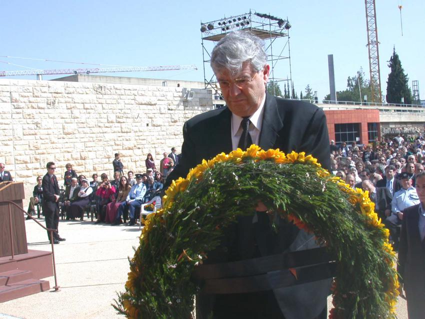 Judge Aharon Barak lays a wreath on behalf of the Supreme Court