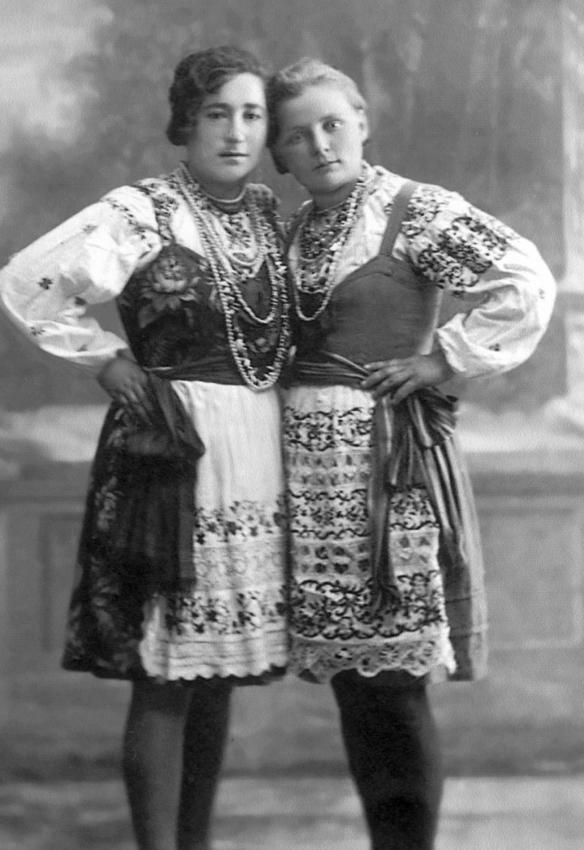 אולגה גלושקובה (משמאל) וחברתה אנה ריסינה, מינסק, בלרוס, 20 בנובמבר 1931