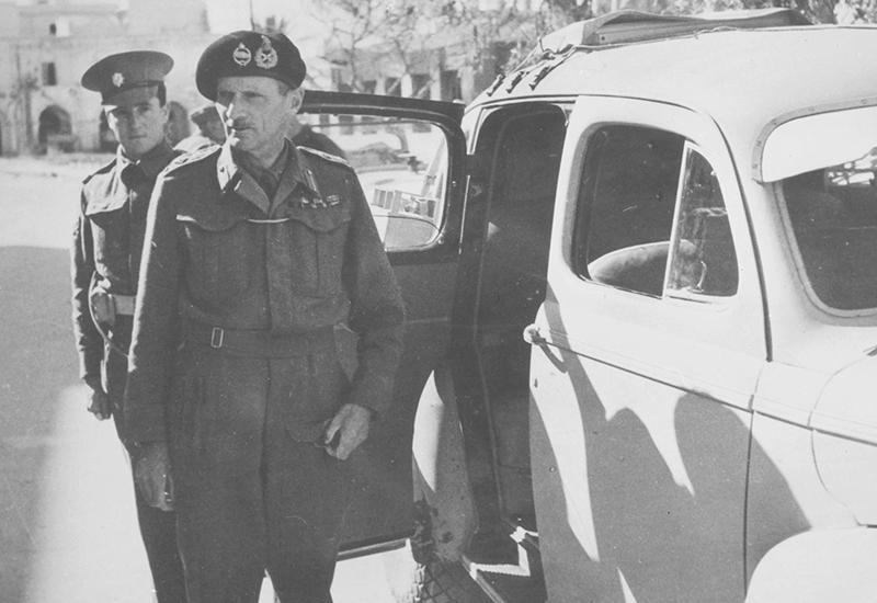 גנרל ברנרד מונטגומרי, מפקד הארמייה הבריטית השמינית, מבקר בבנגאזי שבלוב אחרי כיבושה בנובמבר 1942