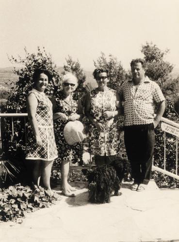 Во време визита Бинкене в Израиль в июне 1969 года. Слева направо: Эстер Голан, София Бинкене, Адина и Шмуэль Сегаль