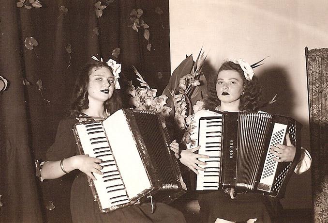 Жанна и Фрина Аршанские (Анна и Марина Морозовы) во время выступления. 1942 – 1943 годы