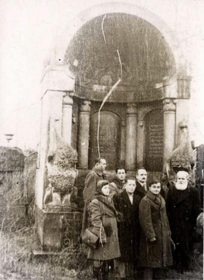 ליד קברו של י.ל. פרץ בבית הקברות היהודי לאחר המלחמה, וורשה, פולין