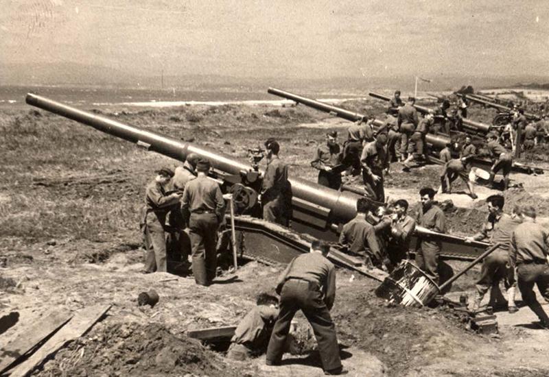 ארטילריה בריטית מפגיזה את העיר, טוברוק, לוב, 1941