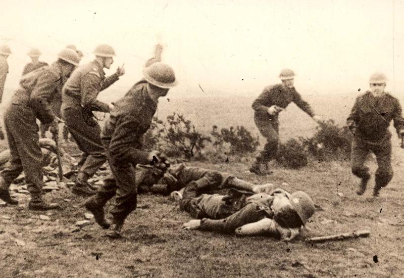 חיילים בריטים מסתערים על עמדה גרמנית, לוב, 1941