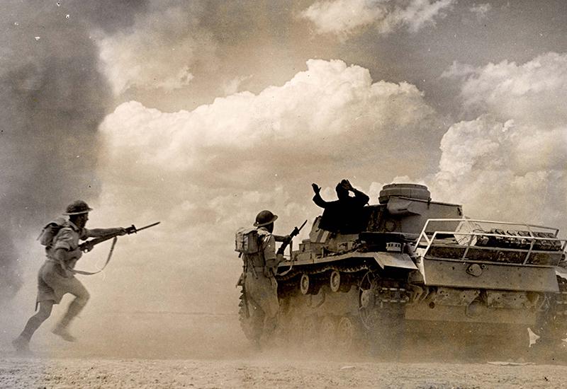 חיילים בריטים משתלטים על טנק גרמני, צפון אפריקה