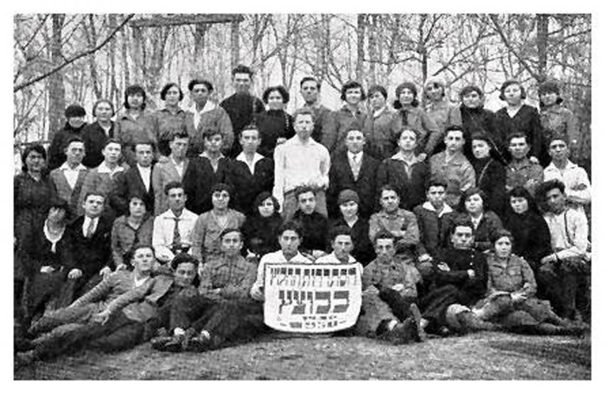 The “Hechalutz” [the Pioneer] Organization in Buczacz in 1930 (source: Buczacz Yizkor Book)