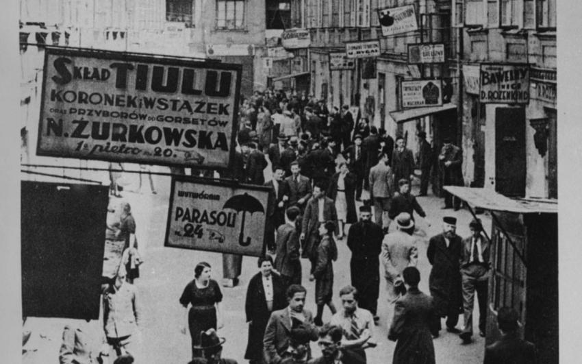 Pohled na ulici Nalewski v židovské čtvrti, Varšava, Polsko, 1938.